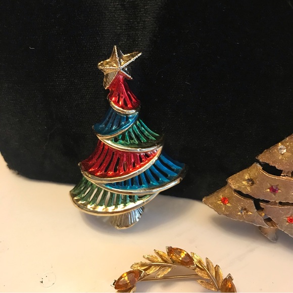 3 vintage Christmas themed pins. - Picture 4 of 7